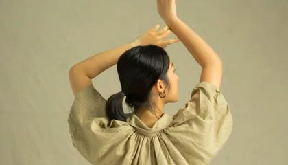 开云体育下载入口-本土球员受伤下场，全场球迷泪目，球员受伤费用谁出