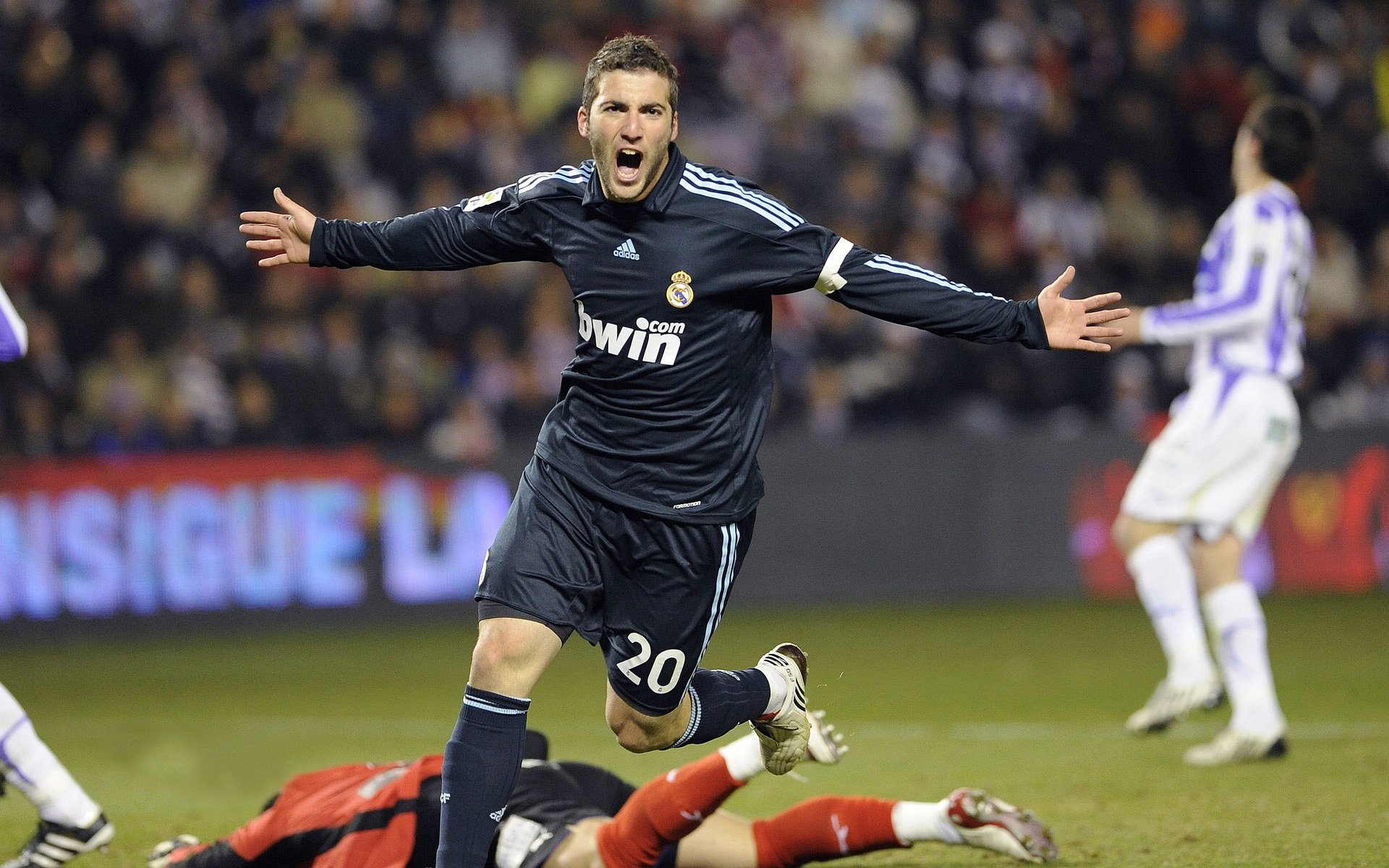 上港球员集训备战，为即将到来的比赛做最好的准备！，上港队训练基地